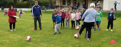 Kinder bei der Übung Kurzpassass