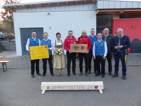 Die beiden Festleiter Manuel Müller und Florian Fuchs erhielten vom Haibacher Sportverein einen „Gutschein über einen gewonnenen Patenverein“, Festmutter Beatrix Kötterl, Rudi Dilger und Dieter Liedtke vom SV Haibach &nbsp;mit den Stallwanger Vorständen Andreas Sachs und Erwin Poiger, sowie Bürgermeister Max Dietl und Schirmherr Landrat Josef Laumer.