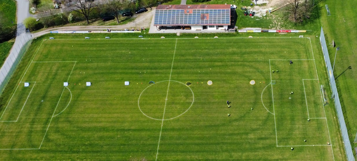 Sportplatz mit Minispielfeldern von oben