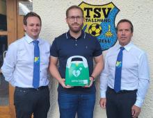 Das Foto zeigt Andreas Botschafter, sportlicher Leiter des TSV, Michael Binder von der Allianz und Erwin Poiger, 1. Vorsitzender des TSV.