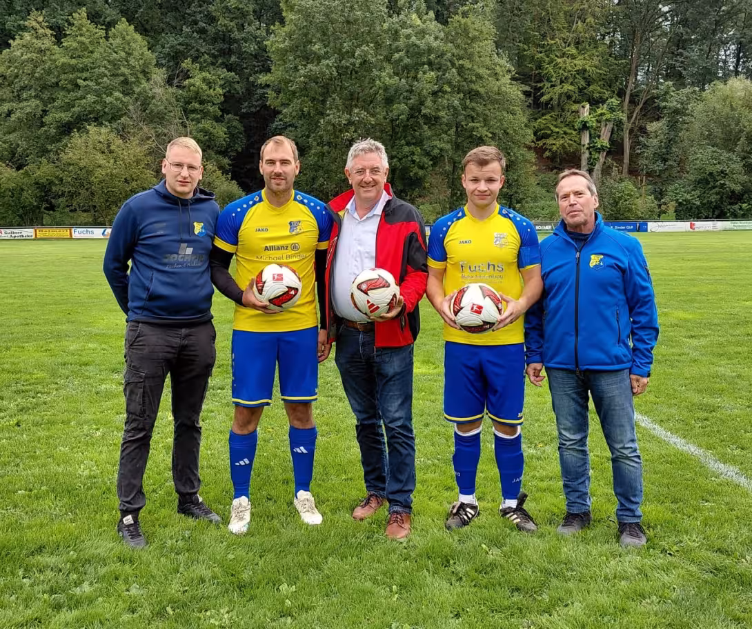 Neue Spielbälle für die Abteilung Fußball 